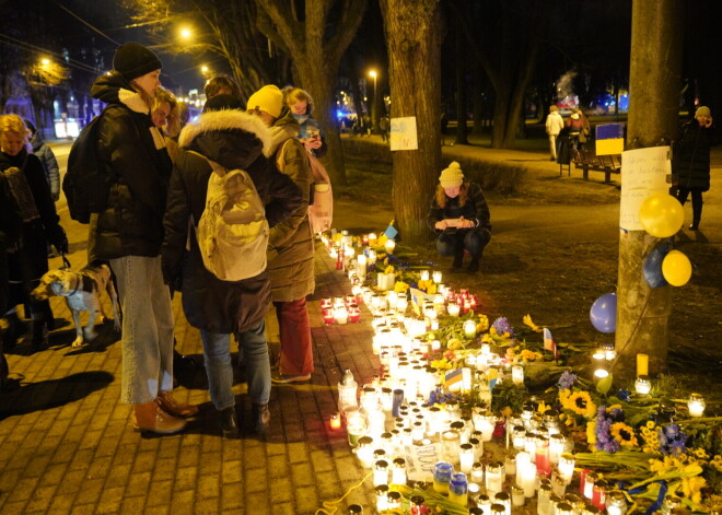 Cilvēki noliek svecītes Ukrainas atbalstam