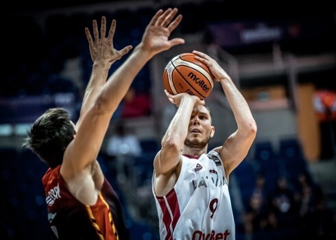 Latvijas basketbolisti Pasaules kausa kvalifikācijas spēlē spraigā cīņā nosargā uzvaru pār Beļģiju