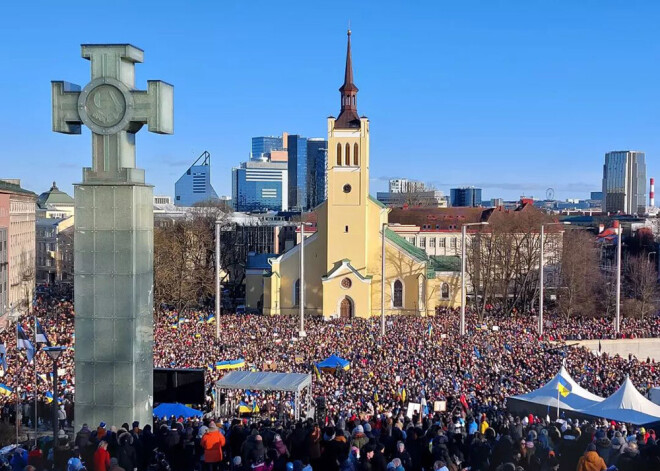 Tallinas Brīvības laukumā sestdien sanākušos uzrunāja arī Igaunijas prezidents Alars Kariss.