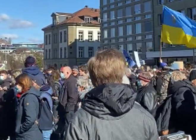 Bernē 20 000 cilvēku protestē pret Krievijas karu Ukrainā un kritizē valdību