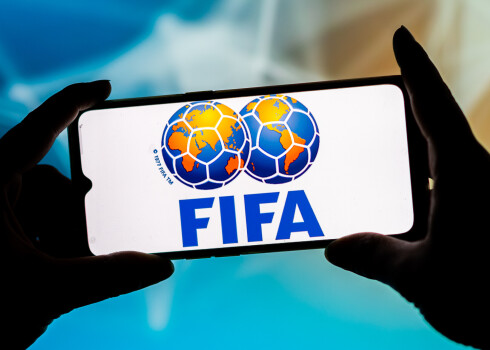 FIFA nediskvalificē Krieviju, bet aizliedz spēlēt zem sava karoga