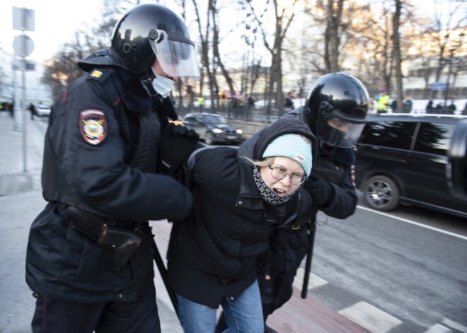 Krievijā aizturēto protestētāju skaits jau tuvu 6000
