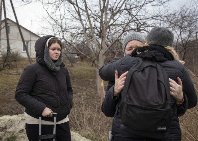 Ukraiņu bēgles Olena un Nastja Reminskas pie robežas atvadās no savas mātes Svetlanas. Meitas plāno doties uz Turciju, kur Olenai ir darbs, savukārt māte paliks mājās, Žitomirā, jo viņas vecāki nevēlas pamest Ukrainu.