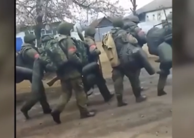 "Мужики, живыми домой вернитесь": российские военные бросили технику и пошли в Россию пешком