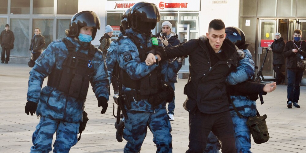 Protestos pret Putina agresiju Krievijā aizturēti jau 6440 cilvēki