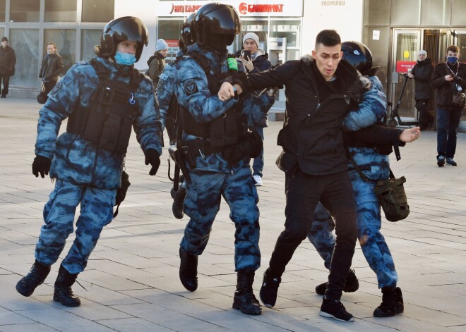 Protestos pret Putina agresiju Krievijā aizturēti jau 6440 cilvēki