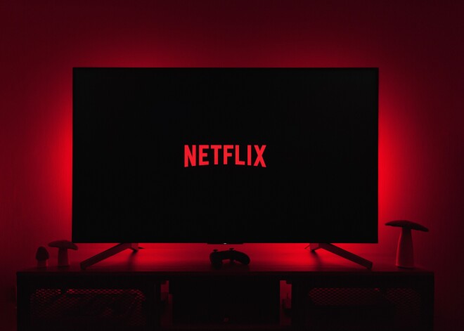 Netflix останавливает трансляцию 20 телеканалов из России