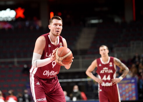 Latvijas vīriešu basketbola izlases kapteinis Dairis Bertāns uz soda metienu līnijas.