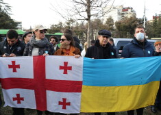 Protestētāji Gruzijā pauž atbalstu Ukrainai.