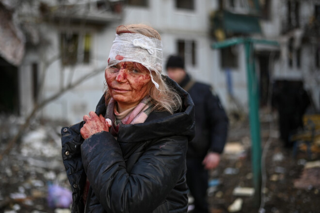 "Mēs rakstījām dzejoļus par karu, mācījāmies vēsturi, taču nekad nedomājām, ka tas varētu notikt mūsu zemē," saka 52 gadus vecā skolotāja Olena Kurilo.