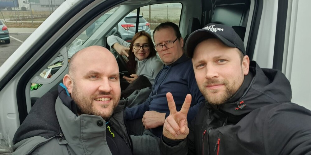 Četri Latvijas šoferi nogādājuši palīdzības kravas ukraiņu bēgļiem.