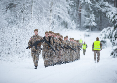 Kandava, Latvija. Kalpaka skolas kursantu pārgājiens ziemas apstākļos.