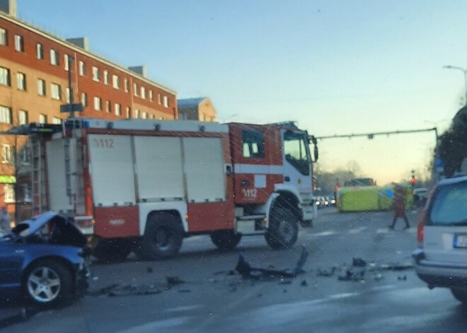 Jelgavā NMPD auto apgāzies uz sāniem