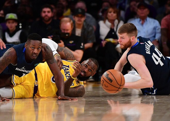 Bertāns bez punktiem "Mavericks" uzvarā pār "Lakers"