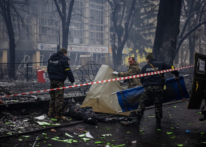 "Skan trauksme, bet cilvēki stāv rindā." Pēc Kijevas televīzijas torņa apšaudes uz ielas atrod mierīgo iedzīvotāju līķus. FOTO