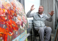 Viņš spēj kustināt tikai rokas, bet viņa gleznas pērk Eiropā, Austrālijā un ASV – intervija ar Māri Dzelzskalnu