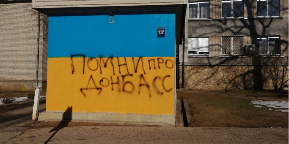 Rēzeknē ar agresīvu saukli sabojāts Ukrainas simbols