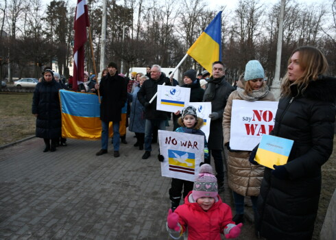 ФОТО: во многих городах Латвии прошли пикеты в поддержку Украины