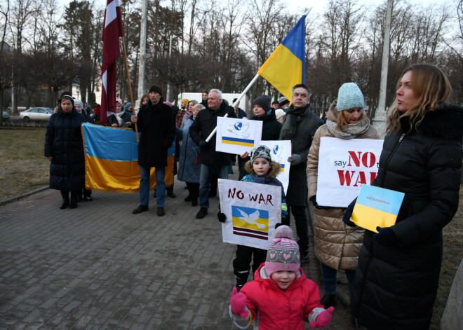 ФОТО: во многих городах Латвии прошли пикеты в поддержку Украины