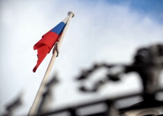 Флаг у посольства России в Латвии