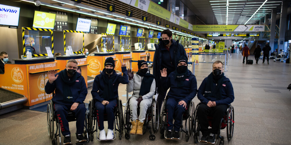 Latvijas ratiņkērlinga izlase lidstā pirms došanās uz Pekinu.