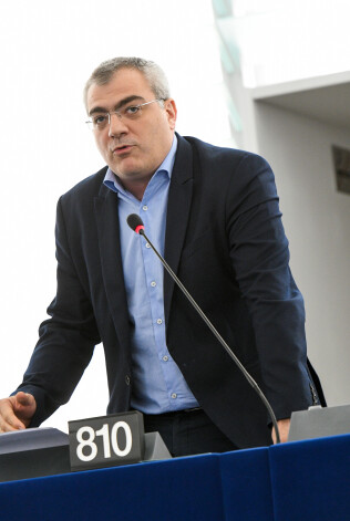 Grieķu eiroparlametārieti Konstantinos Papadaki nevajadzētu sajaukt ar citu daudz cienījamāku grieķu vārdu, jo Grieķijā šāds vārds un uzvārds nav retums.