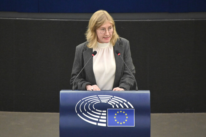 Portugāļu valodniece Sandra Pereira Eiroparlamentā izceļas ar visai neordināriem gājieniem.