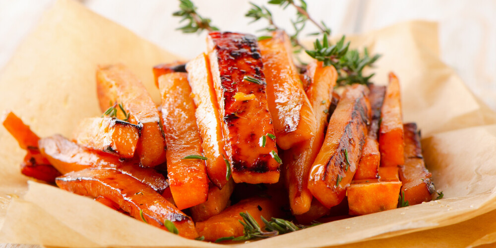 Fritēti saldie kartupeļi ar karija un ķiploku mērci