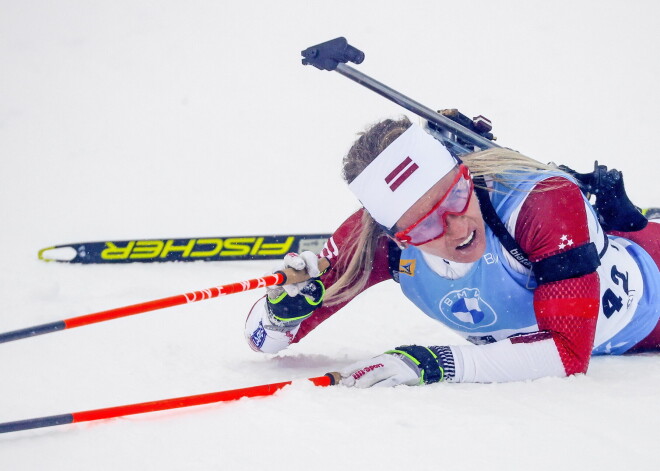 Latvijas biatlonistes tiek apdzītas par apli Pasaules kausa posmā; uzvaru izcīna Norvēģija