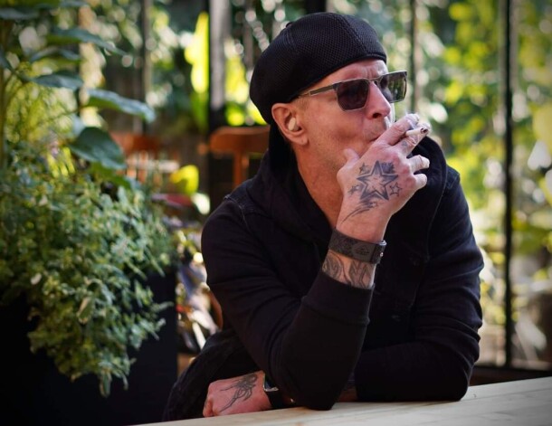 Sapīpot Virgam patīk arī pie brāļa Daiņa kapa Centrālkapos. Šis “niķis” jau ir sens.