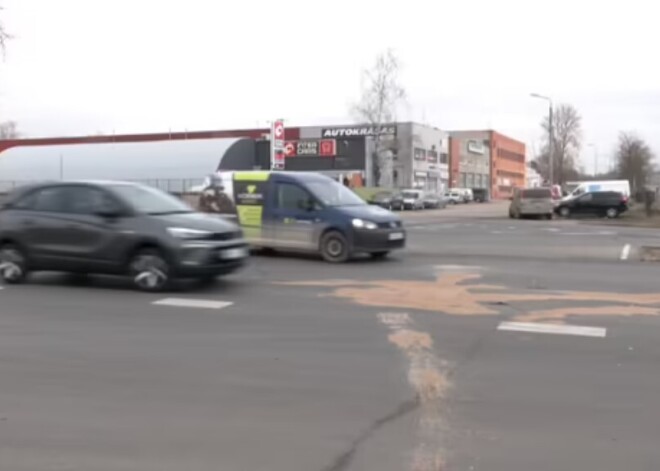Не дошел до перехода: в Румбуле пешехода, перебегавшего дорогу, сбила машина