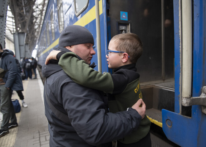 Ruslans, kura atvadas no dēla saraudināja visu pasauli, apstiprina, ka ģimene veiksmīgi pametusi Ukrainu