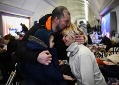 Ģimene glābjas no Krievijas bumbām Kijevas metro.