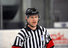 Latvijas vadošais hokeja tiesnesis Odiņš vadījis KHL spēli; Latvijā tiesāt vairs nedrīkstēs