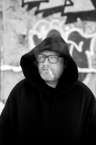 Edijs Klaišis ir izbijis alkoholiķis, narkomāns un, kā pats saka, nelabojams "razpizģajs", kurš, pārkāpjot 40 gadu slieksni, pievērsies svētīgai nodarbei