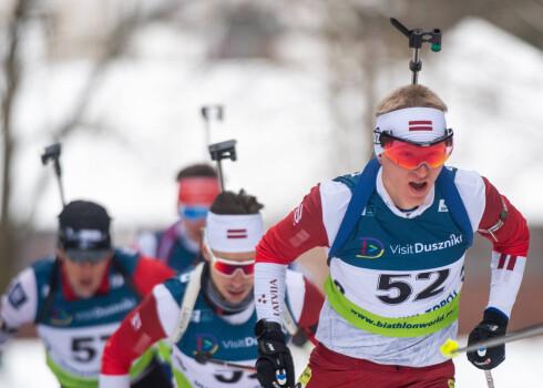 Latvijas biatlonisti stafetē tiek apdzīti par apli; uzvaru izcīna Norvēģija