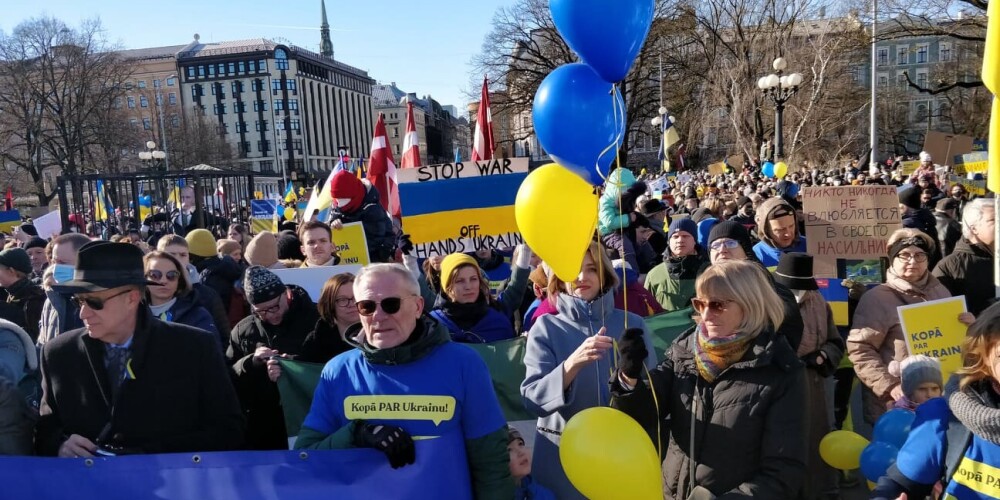 "Ukraina! Ukraina!" - tūkstošiem cilvēku Rīgas centrā pulcējas atbalsta gājienā Ukrainai