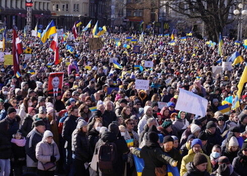 "Свободу Украине!": на шествии в Риге собрались тысячи людей, в том числе президент