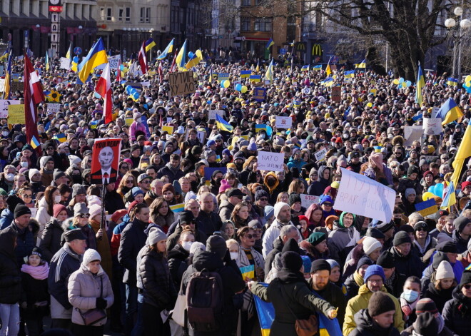 "Свободу Украине!": на шествии в Риге собрались тысячи людей, в том числе президент