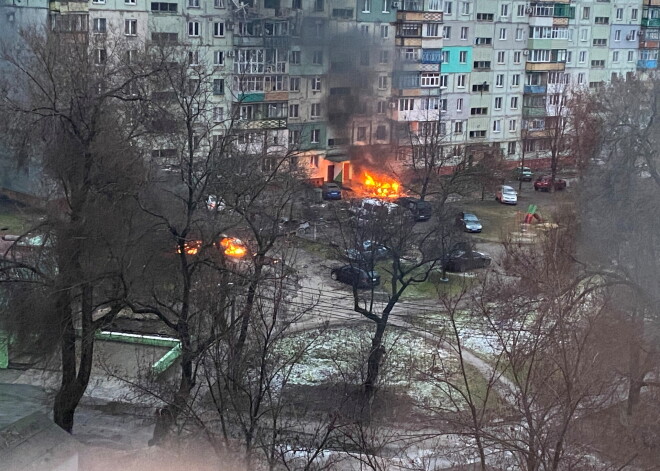 Okupanti netur solījumu un turpina šaut pa Mariupoles iedzīvotājiem