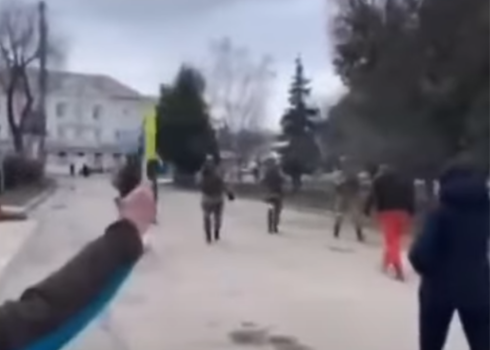 "Эти кадры войдут в мировую историю!": в Мелитополе безоружные украинцы вышли против российских оккупантов