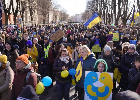FOTO: Rīgā notikušajā atbalsta pasākumā Ukrainai pulcējušies ap 30 000 cilvēku