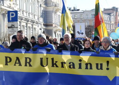 Eiroparlamenta deputāte Sandra Kalniete (no labās), Valsts prezidenta kundze Andra Levite, Valsts prezidents Egils Levits, Latvijas Tautas frontes pirmais priekšsēdētājs Dainis Īvāns un Valsts eksprezidents, Latvijas Basketbola savienības prezidents Raimonds Vējonis dodas Ukrainas atbalsta gājienā "Kopā ar Ukrainu! Kopā pret Putinu!".