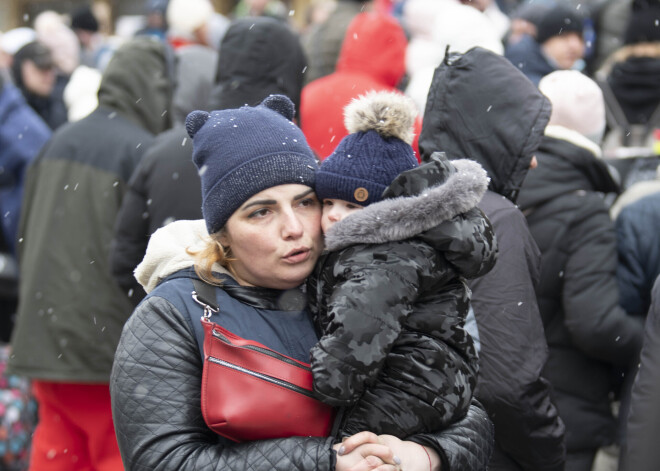 "Mēs tagad jūtamies drošībā, bet ļoti pārdzīvojam par savējiem," māmiņas no Kijevas radušas patvērumu Daugavpilī