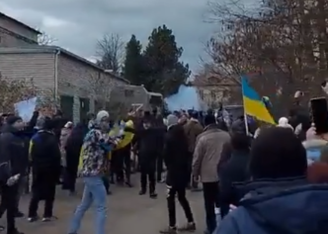 Krievijas karavīri Nova Kahovkā šāvuši uz protestētājiem