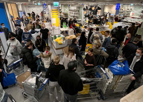 Ļaudis Maskavā drūzmējas zviedru mēbeļu veikalā "IKEA" pirms tas pametis Krievijas tirgu