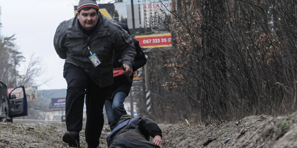 Irpiņas vietējie iedzīvotāji slēpjas no krievu karmijas uzbrukumiem. 2022. gada 6. marts.