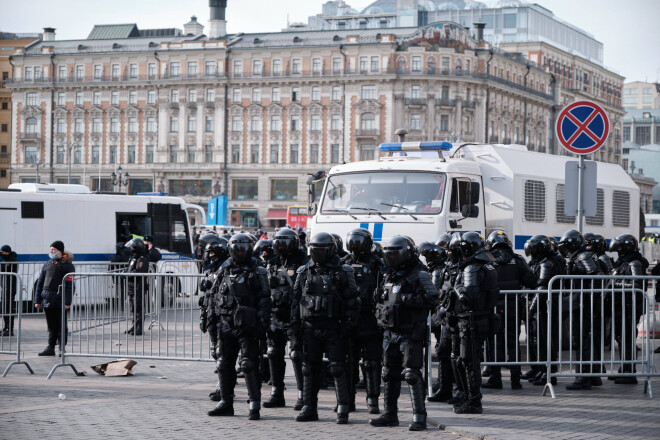 Jau divas stundas pirms paredzētajiem pretkara protestiem policisti bloķē pieeju Maskavas centram un pēc tam sāk arestēt visus pēc kārtas.