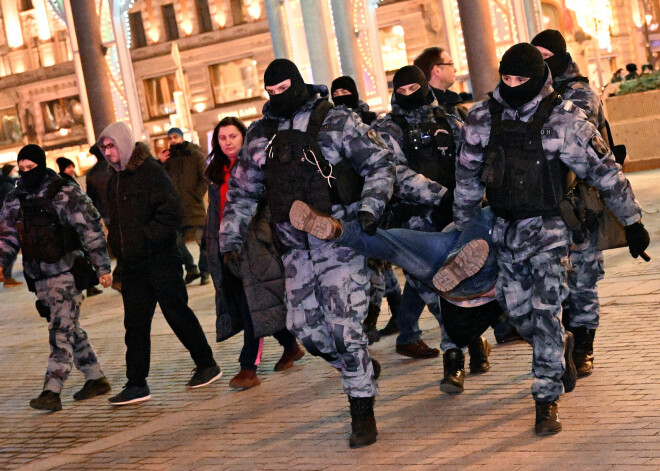 Maskavas policists: "Jūs apzināti tiekat mocīti. Tāda ir pavēle." Kā Krievijā arestē un spīdzina pretkara demonstrantus