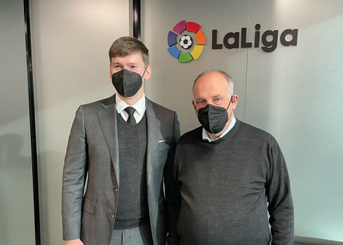 Līgumu parakstīja "LaLiga" izpilddirektors Oskars Majo un biedrības "Latvijas Futbola Virslīga" valdes priekšsēdētājs Maksims Krivuņecs.